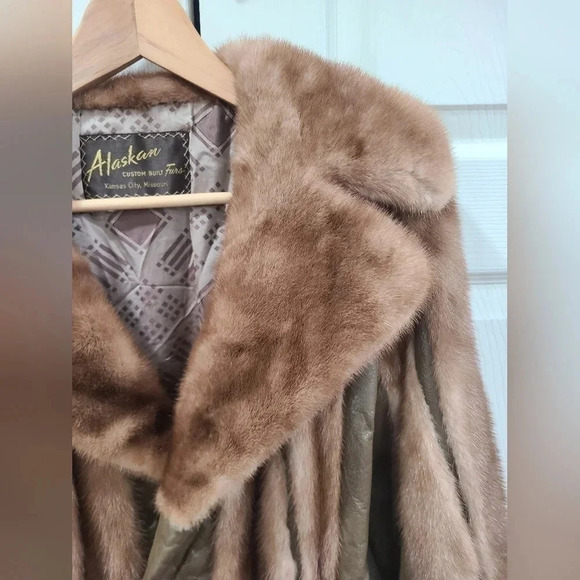 Vintage Alaskan Custom Built Furs KC, MO Genuine Fur Coat Belted 36" Chest - Picture 2 of 16